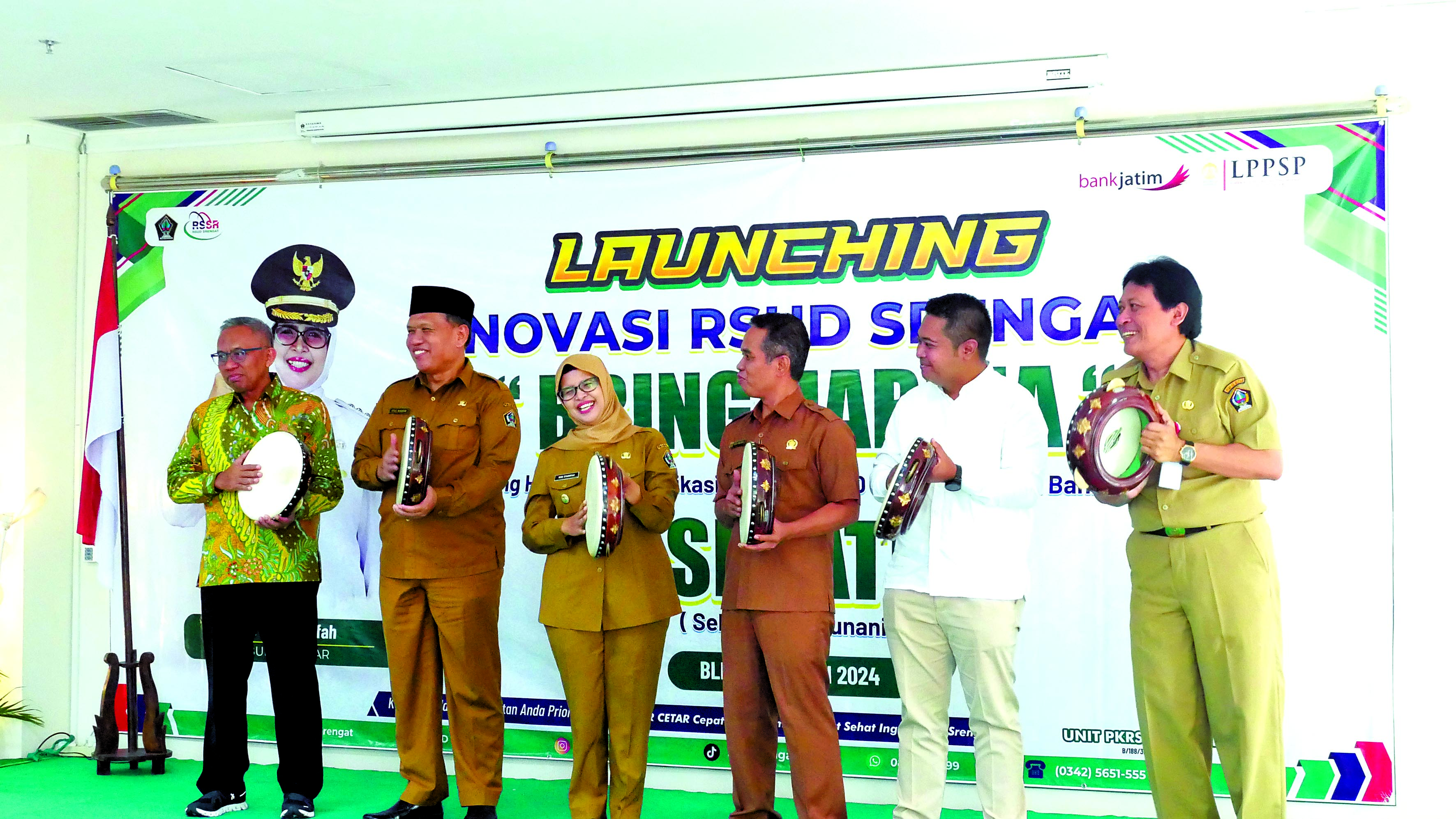 GAYENG: Bupati Rini Syarifah bersama Direktur Manajemen Risiko Bank Jatim Eko Susetyono (paling kiri) saat launching Bring Harja dan Sehati di RSUD Srengat kemarin (24/6).