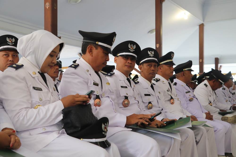 LEBIH LAMA: Ratusan kepala desa di Kabupaten Blitar saat mengikuti rangkaian penyerahan SK perpanjangan masa jabatan di pendapa Ronggo Hadi Negoro kemarin (24/6).