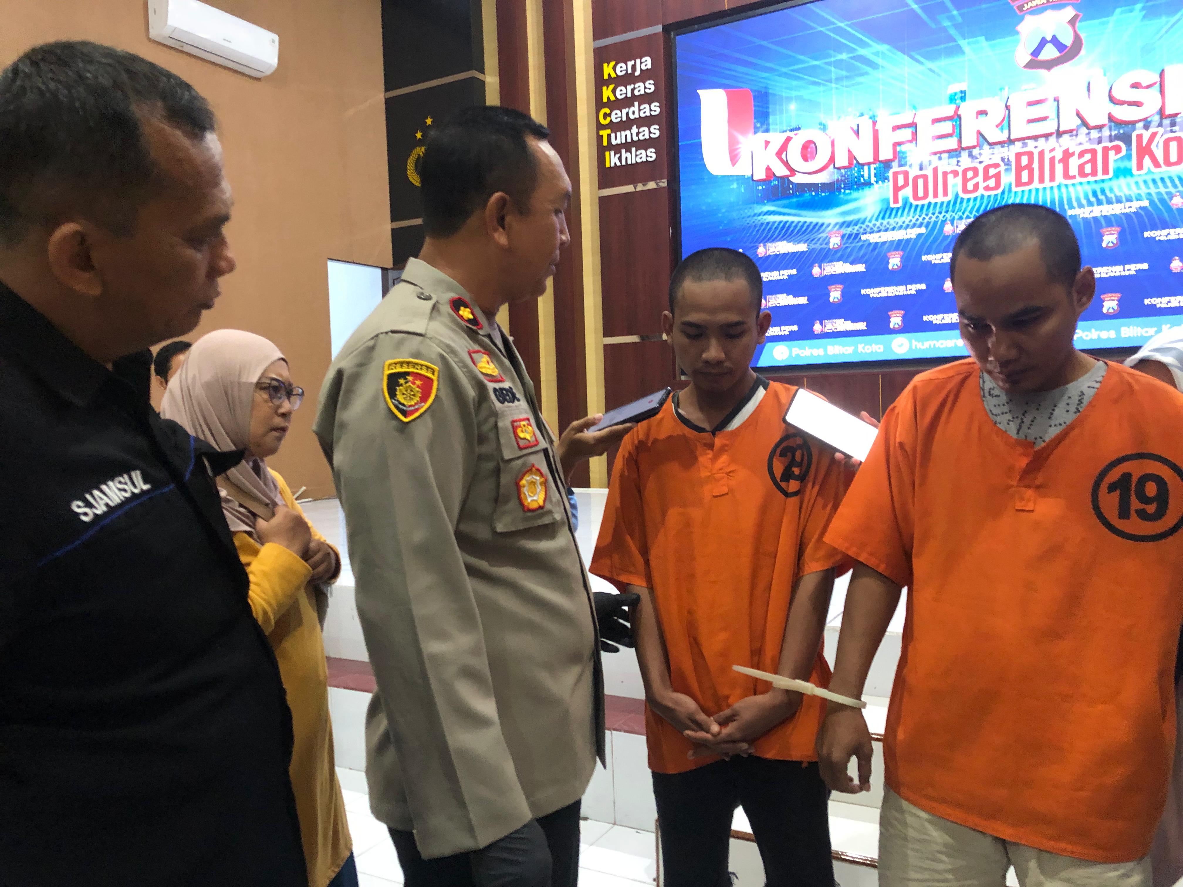 TAK BERKUTIK: Dua kurir narkoba dibekuk usai kedapatan mengedarkan sabu dan pil ekstasi, kemarin (24/6).