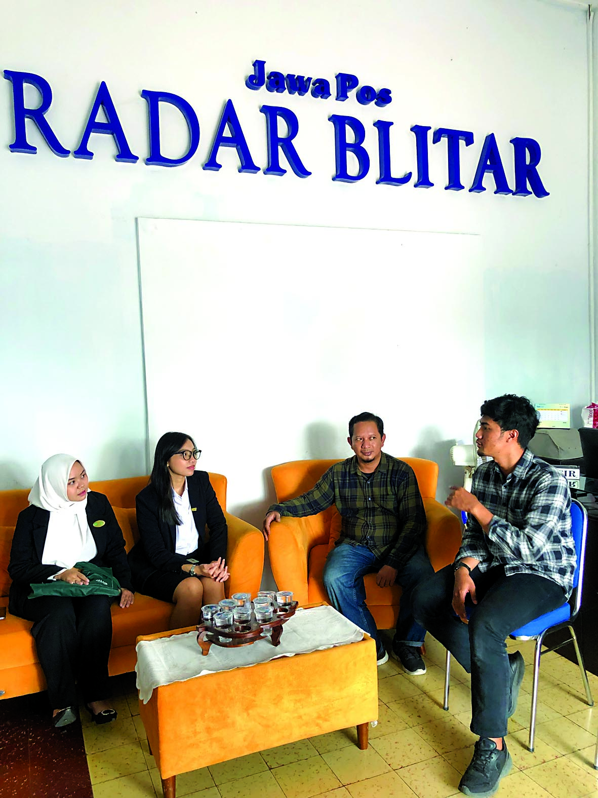GAYENG: Tim marketing Hotel Santika Blitar saat berkunjung ke Radar Blitar, Rabu (26/6).