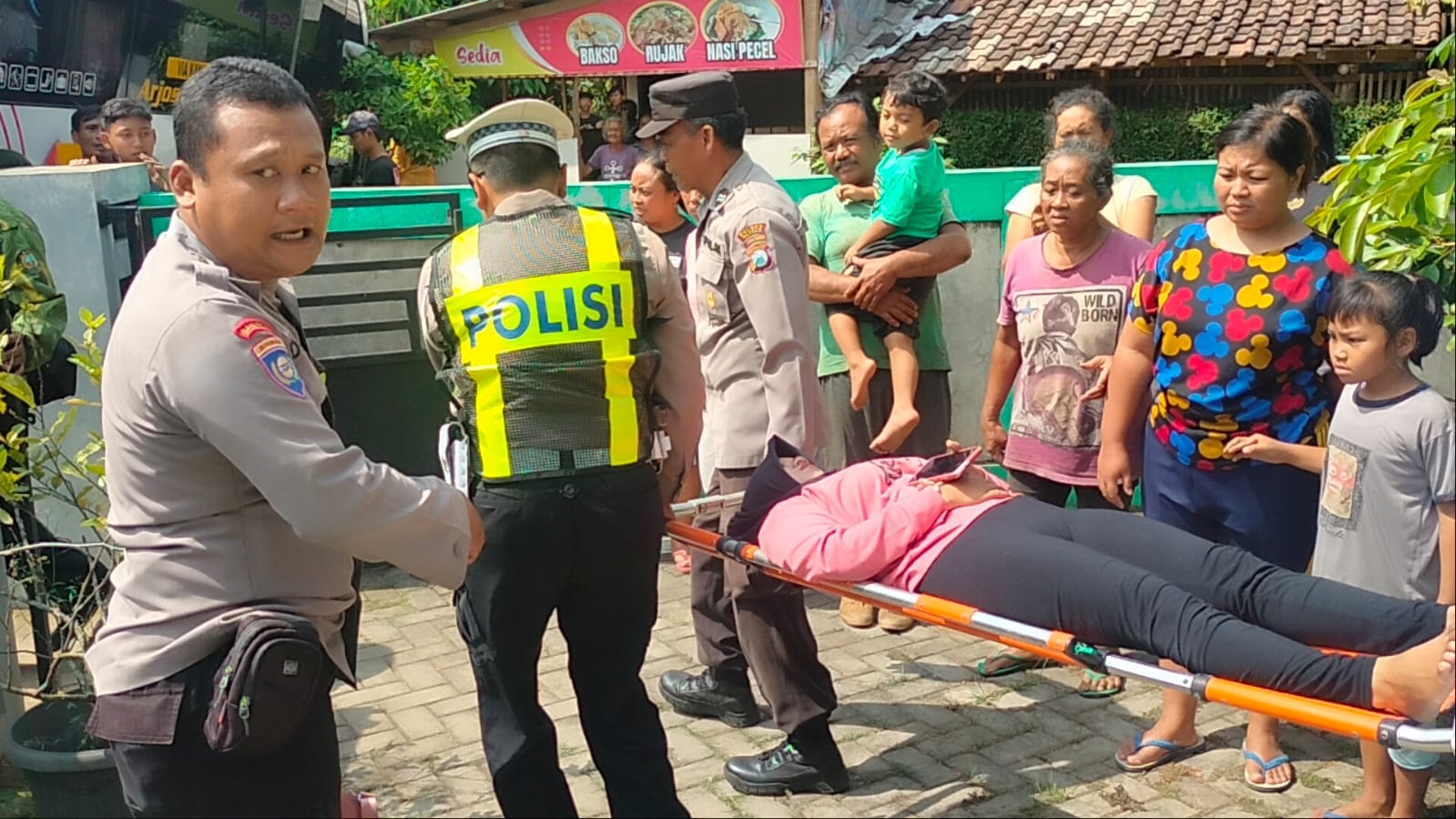 BUTUH CEPAT: Berapa penumpang bus membutuhkan penanganan medis karena syok usai kecelakaan.