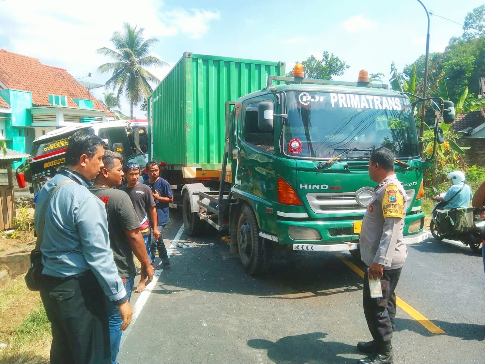 Sebuah truk kontainer terlibat kecelakaan dengan bus Bagong di Jalur Blitar-Malang tepatnya di Desa Banjarsari Kecamatan Selorejo Kabupaten Blitar, Rabu (26/06/2024).
