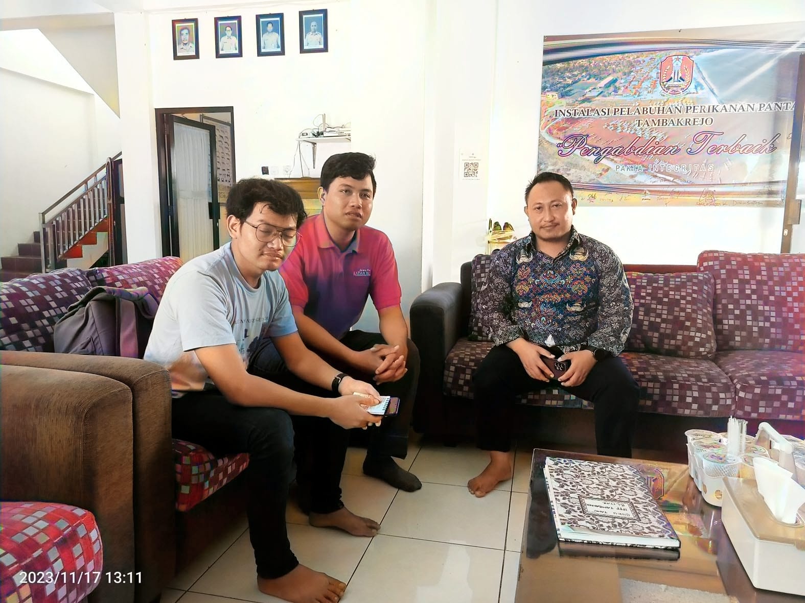 LATIH FOKUS: Kepala Instalasi Pelabuhan Perikanan Pantai Tambakrejo, Fandi Akhmad (kanan) menggandrungi panahan tradisional.