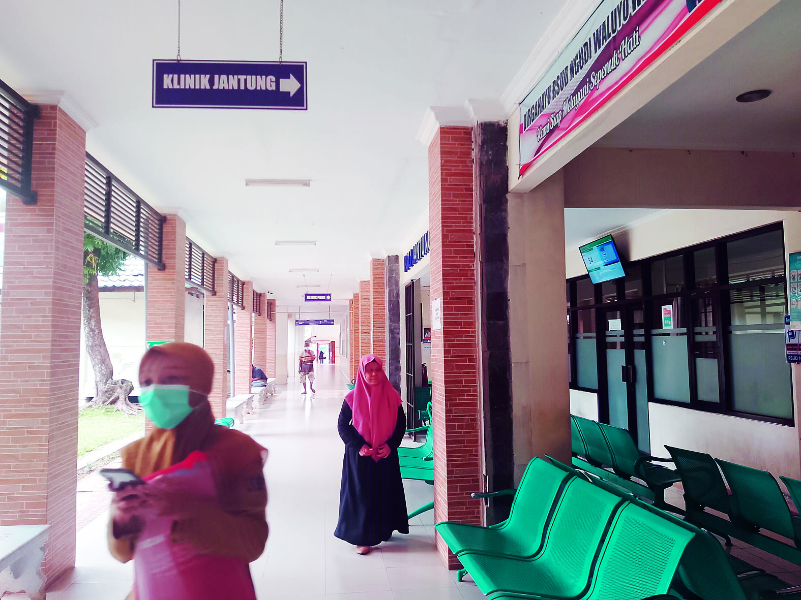 LEWAT: Masyarakat sedang berjalan melewati koridor tempat klinik spesialisasi jantung di RSUD Ngudi Waluyo.