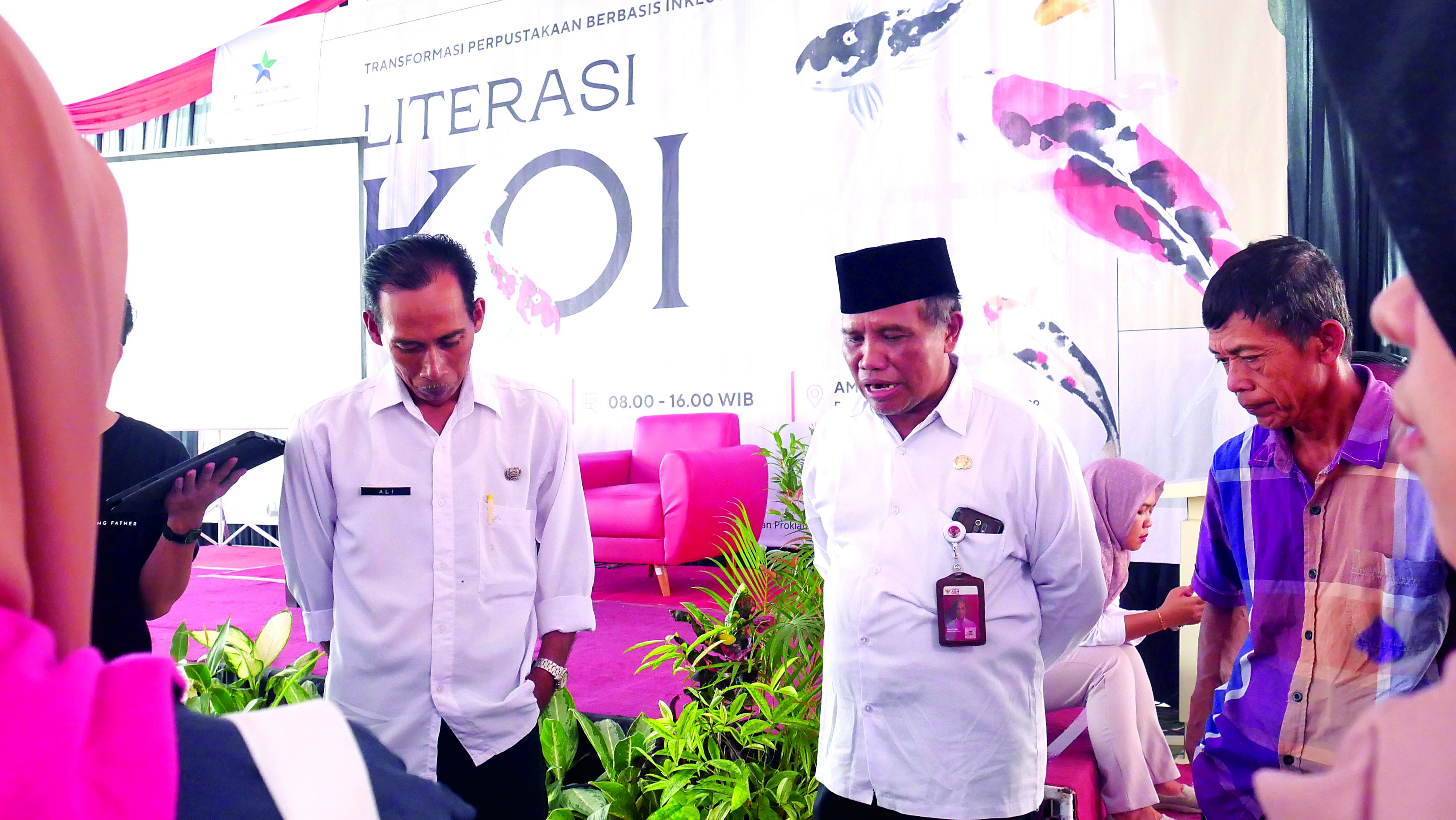 POTENSI DAERAH: Pustakawan Ahli Utama DR Hartono meninjau peserta saat pembenihan ikan Koi, kemarin (27/6). Peserta juga mempraktekkan injeksi pada koi yang didampingi oleh narasumber.