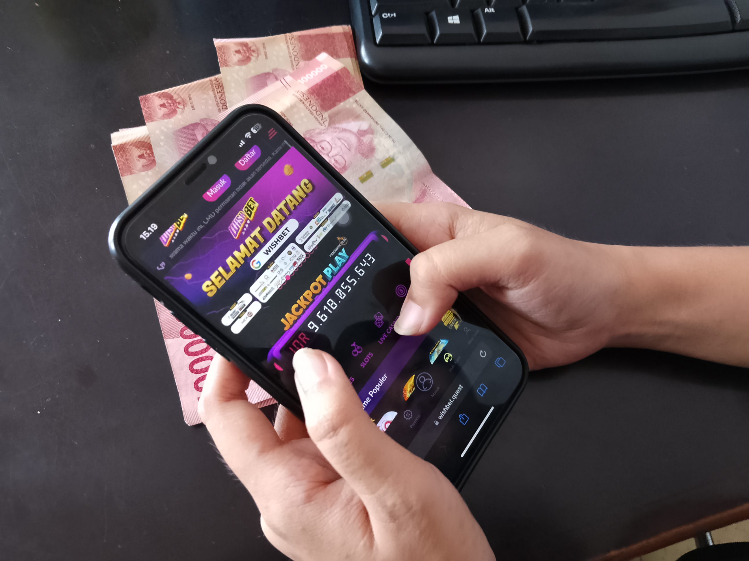 MERUSAK: Aplikasi judol yang bisa diakses oleh siapapun melalui ponsel.