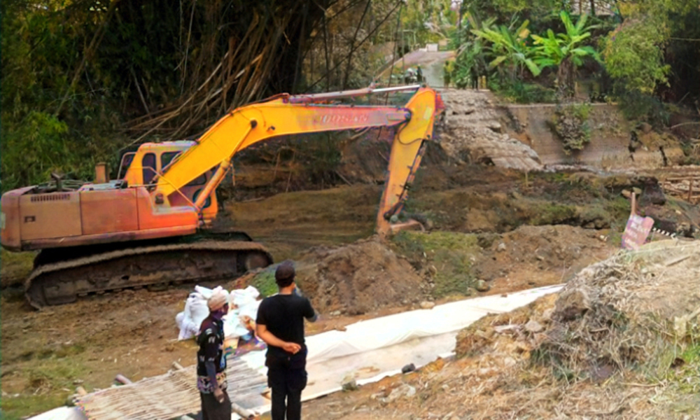 TAHAP PEMBANGUNAN: Alat berat sedang melakukan pengerukan tanah dalam proses pembangunan Jembatan Plumpungrejo, pada Jumat (28/6).