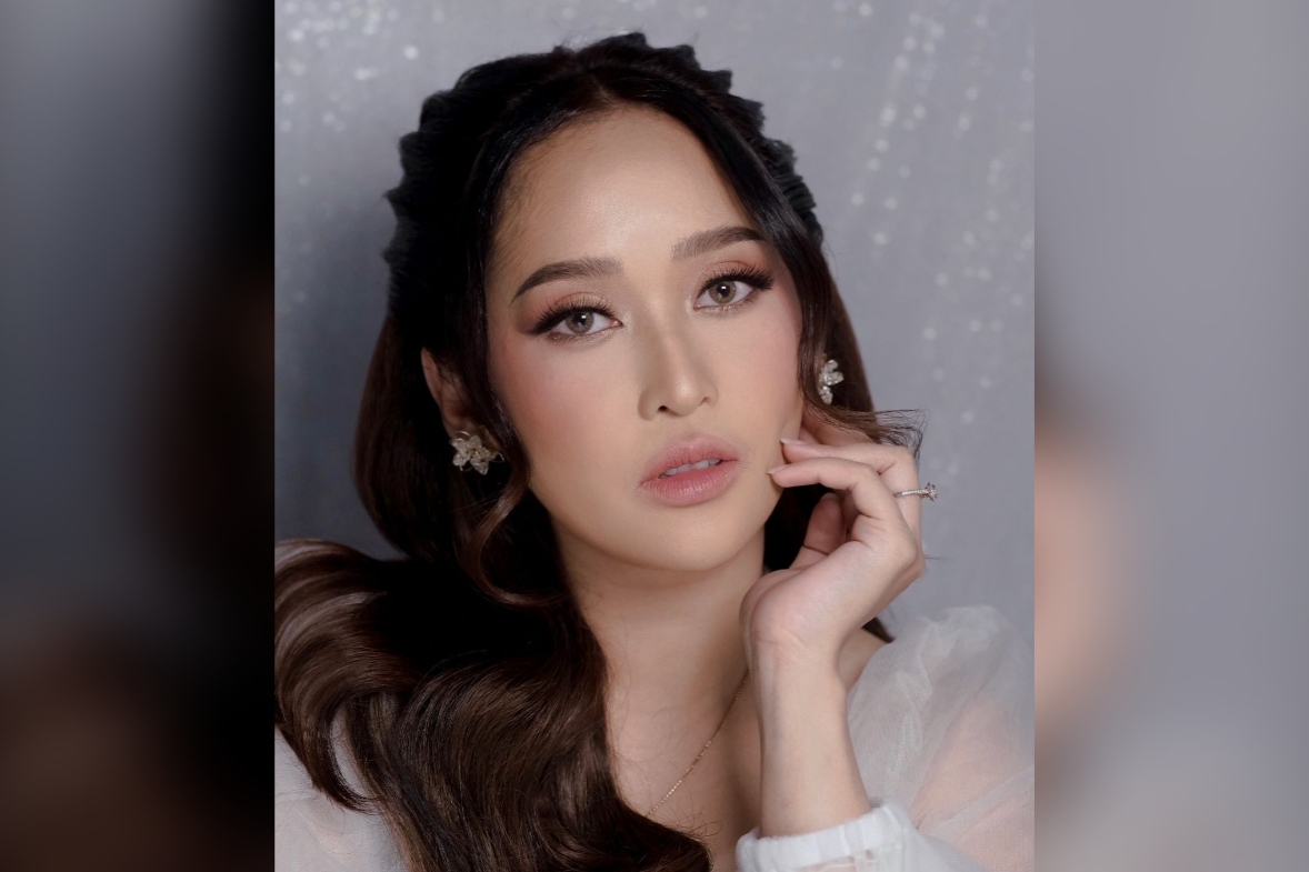 CANTIK: Elog Mutiara sedang dalam sesi photo shoot dengan hasil riasannya.