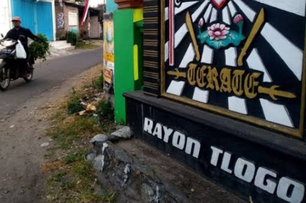 Salah satu tugu pencak silat yang ada di kabupaten Blitar