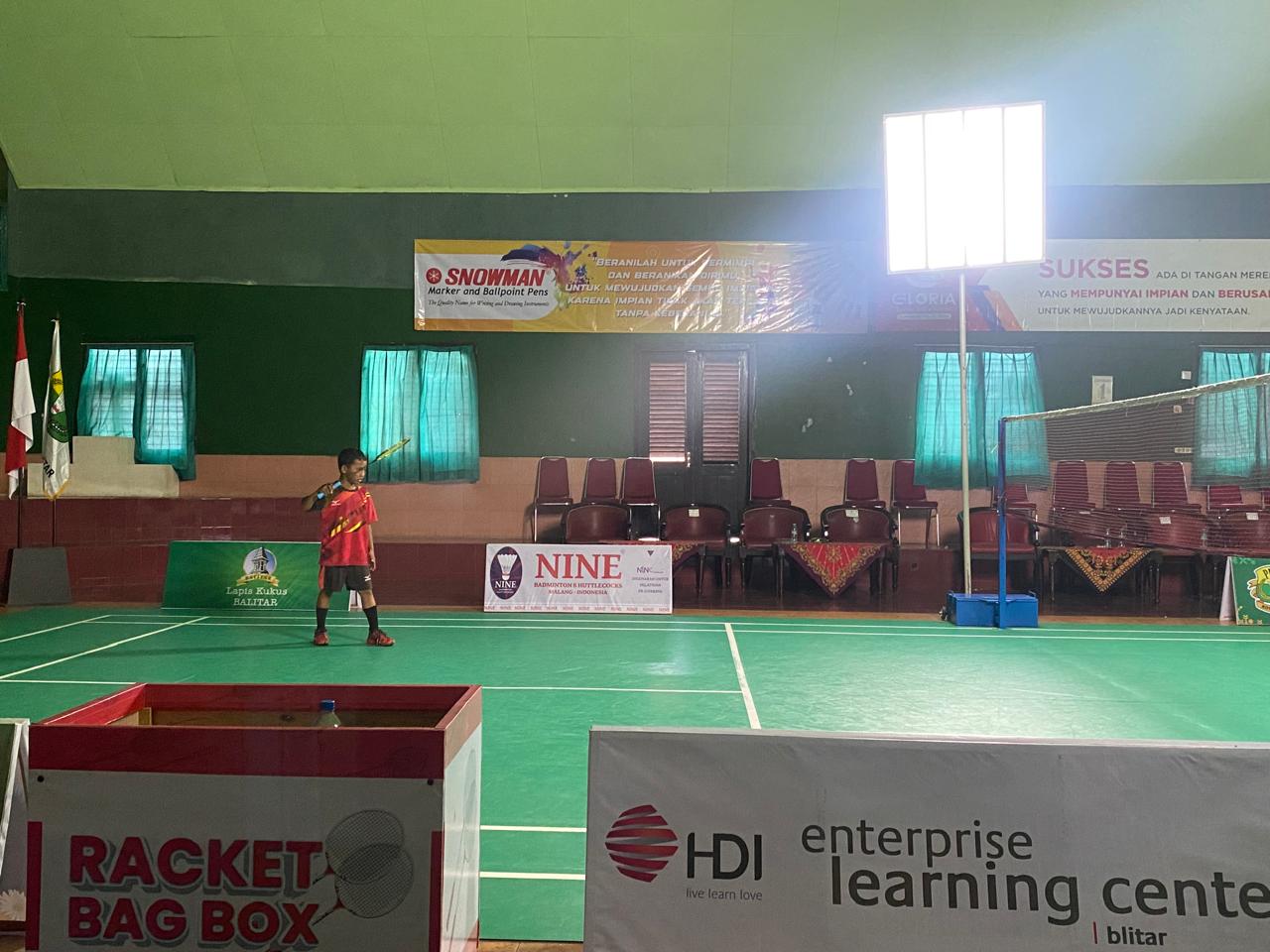TANGKAS: Salah satu atlet Kota Blitar dalam turnamen Badminton Student League ke-3 yang digelar Januari lalu.