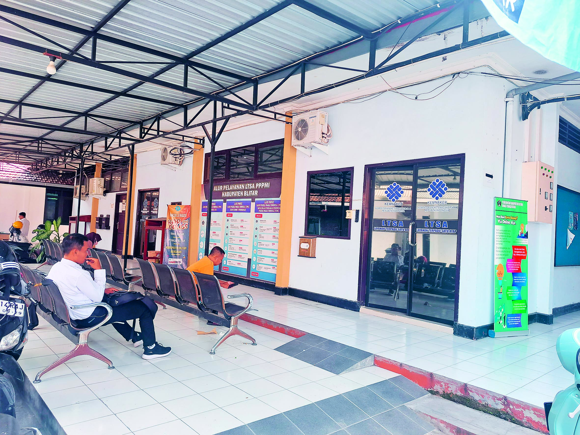 MENUNGGU : Calon pekerja migran Indonesia (CPMI) Kabupaten Blitar hendak melakukan orientasi sebelum berangkat ke negara tujuan.