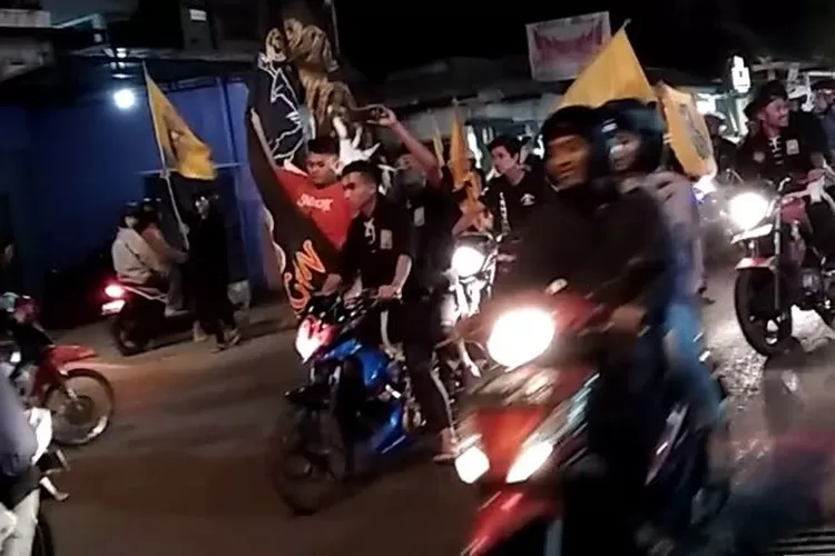 Ilustrasi PSHT konvoi di jalan raya