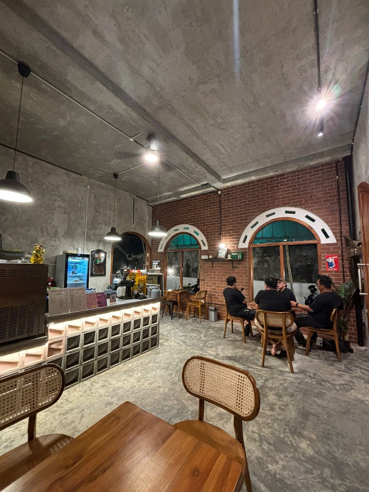 NYAMAN: Customer sedang nongkrong dan menikmati sajian menu cafe berkonsep 4 in 1.