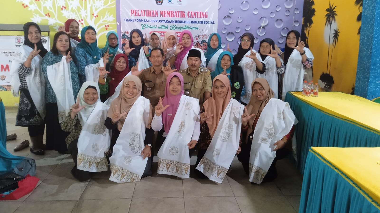 KREATIF: Camat Wlingi, Suwito (duduk tengah) dan Lurah Klemunan, Gatot Triatmojo, mendampingi peserta pelatihan membatik canting di Kelurahan Klemunan.