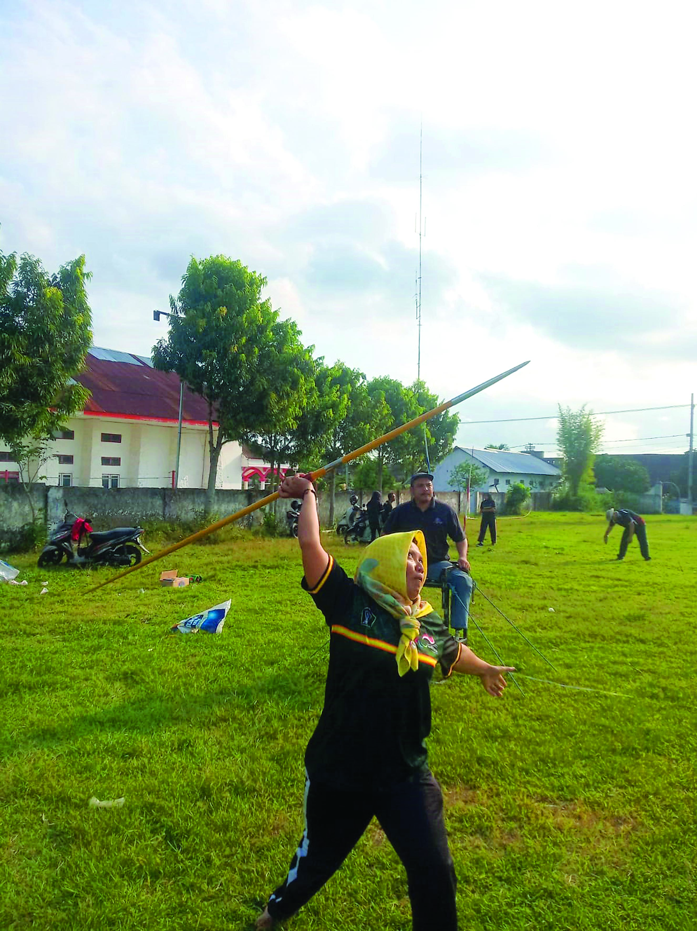 PANTANG MENYERAH: Sriami berlatih lempar lembing untuk persiapan Pekan Paralimpik Provinsi (Peparprov) Jawa Timur, beberapa  waktu lalu.