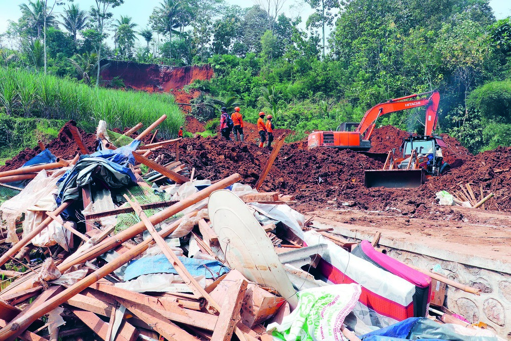 TERKUMPUL: Puing-puing kandang ayam milik Gunawan dikumpulkan seiring proses evakuasi tanah longsor di Desa Bumirejo, Kecamatan Kesamben.
