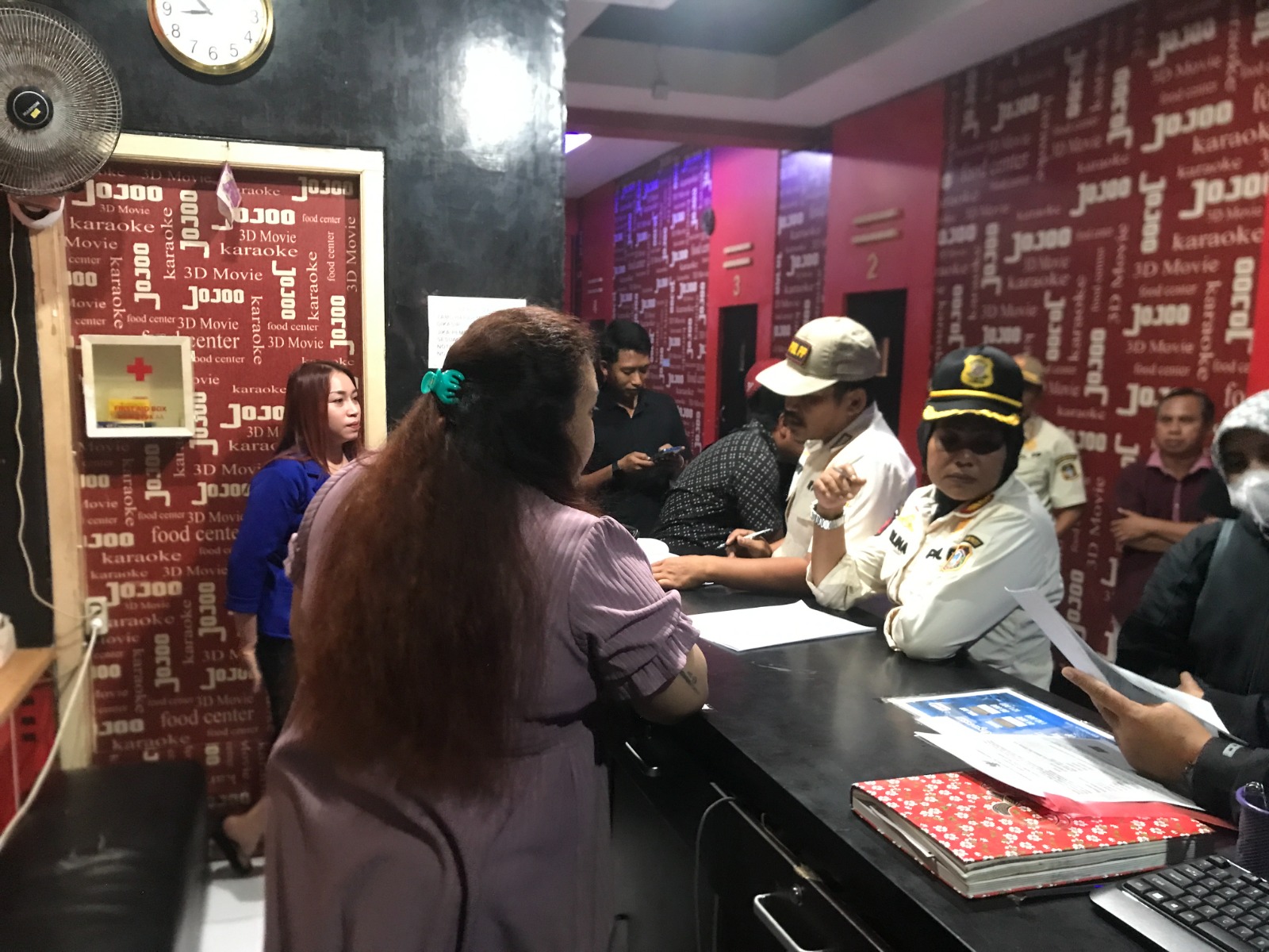 Tempat hiburan karaoke di Kota Blitar  belum memiliki perizinan yang lengkap.