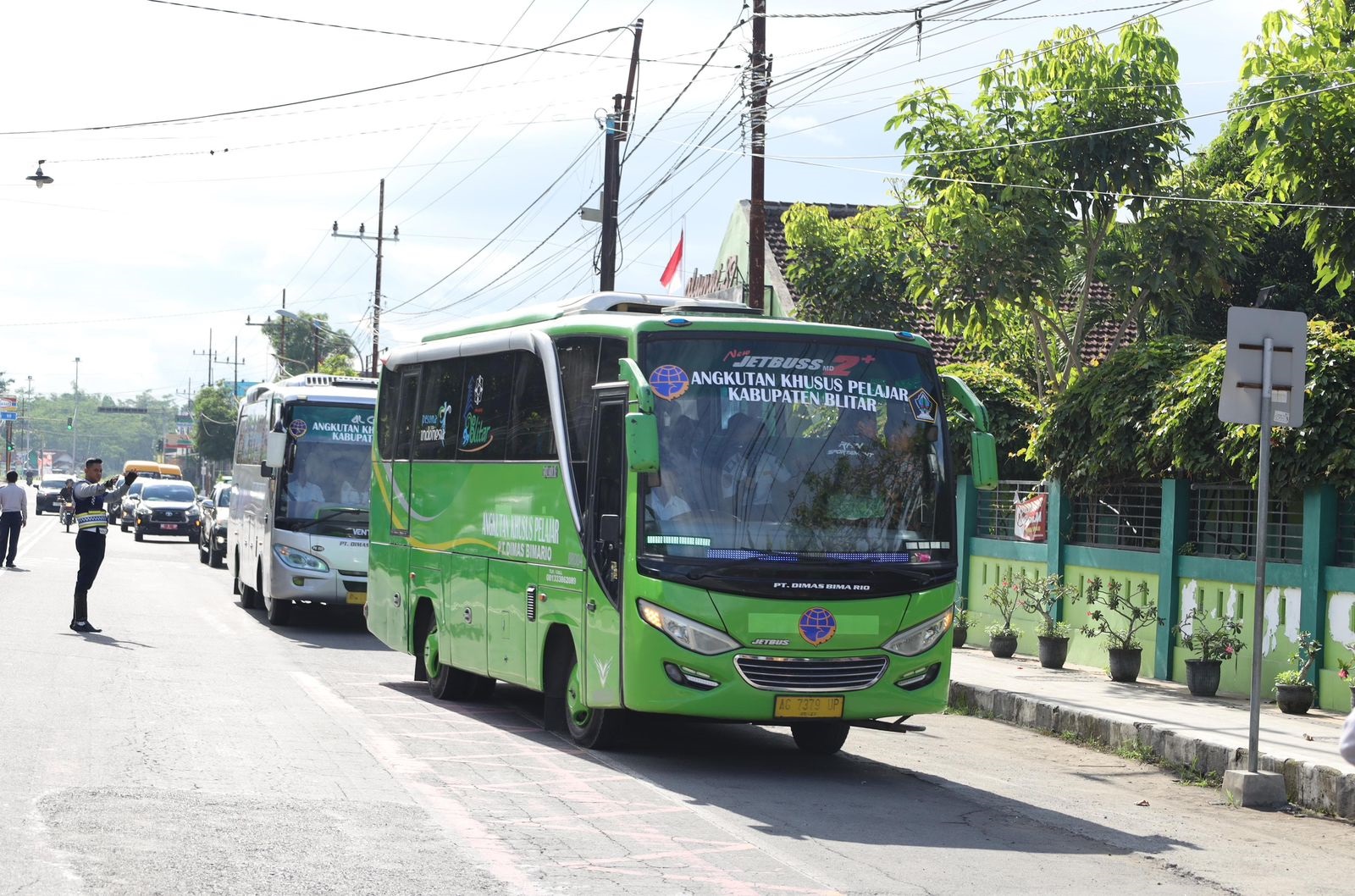 MANDEK: Bus sekolah tampak melintas di depan SMPN 1 Kanigoro ketika memberikan layanan ke siswa.