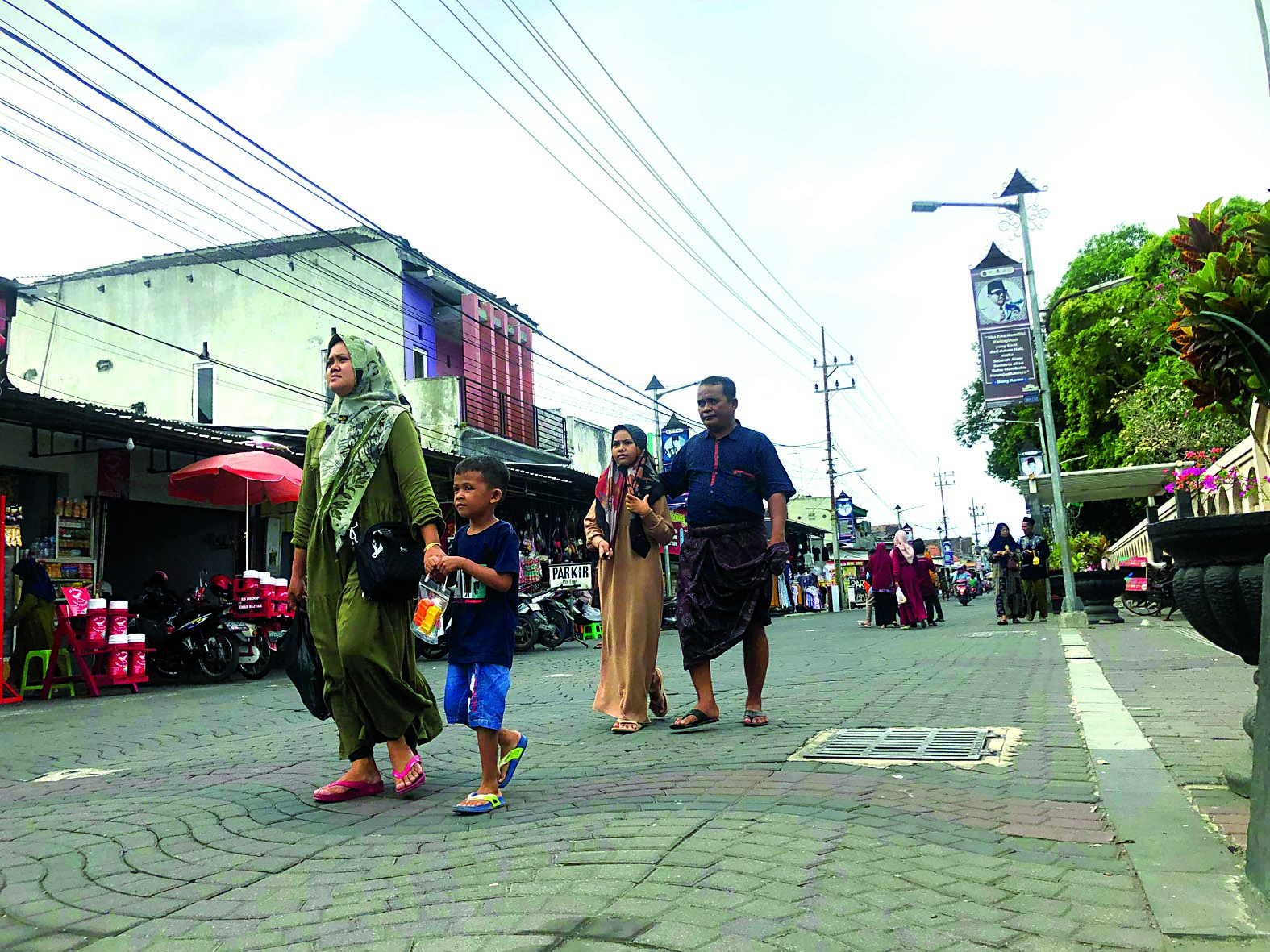 PULANG ZIARAH: Area trotoar sekitar makam tak pernah lengang oleh peziarah seusai berkunjung di Makam Bung Karno, kemarin (3/7).