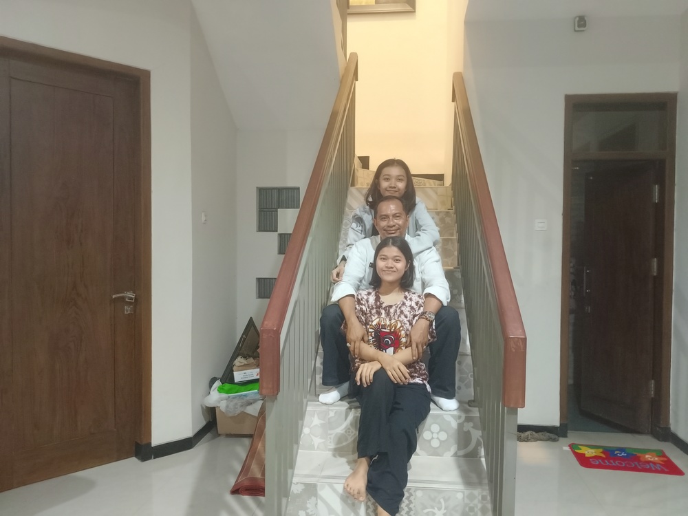 TETAP BUGAR: Camat Talun, Raden Julison Padangestu, bersama kedua putrinya, Ega (depan) dan Veda (belakang).