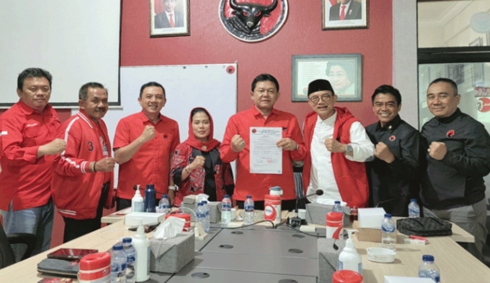 SIAP TURUN: Bambang Kawit (tengah) bersama pengurus DPC PDIP Kota Blitar mengambil surat tugas di kantor DPD PDIP Jatim, Kamis (4/7/2024).