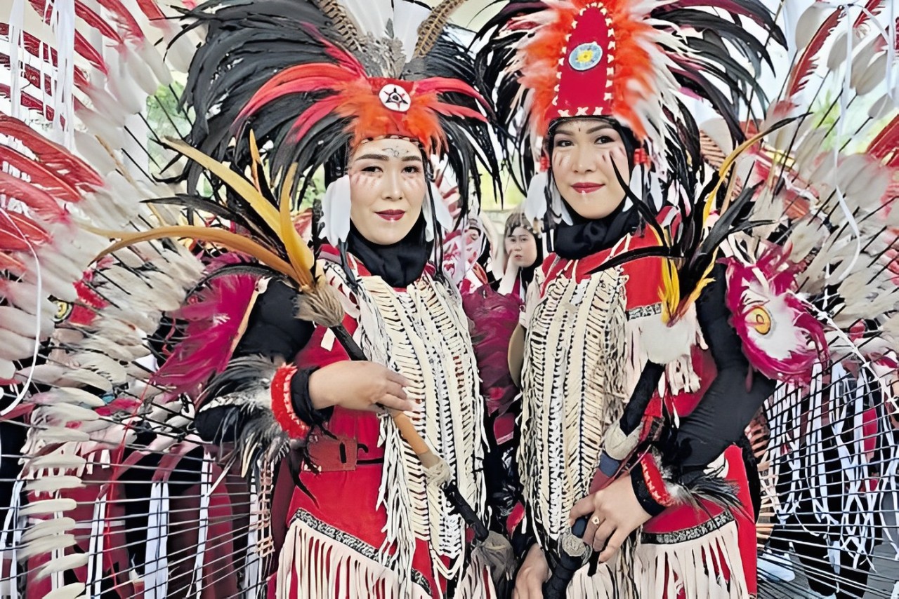 PENUH BANGGA: Pakaian indian buatan Miftahkhul Rohmah saat disewa untuk kegiatan karnaval.