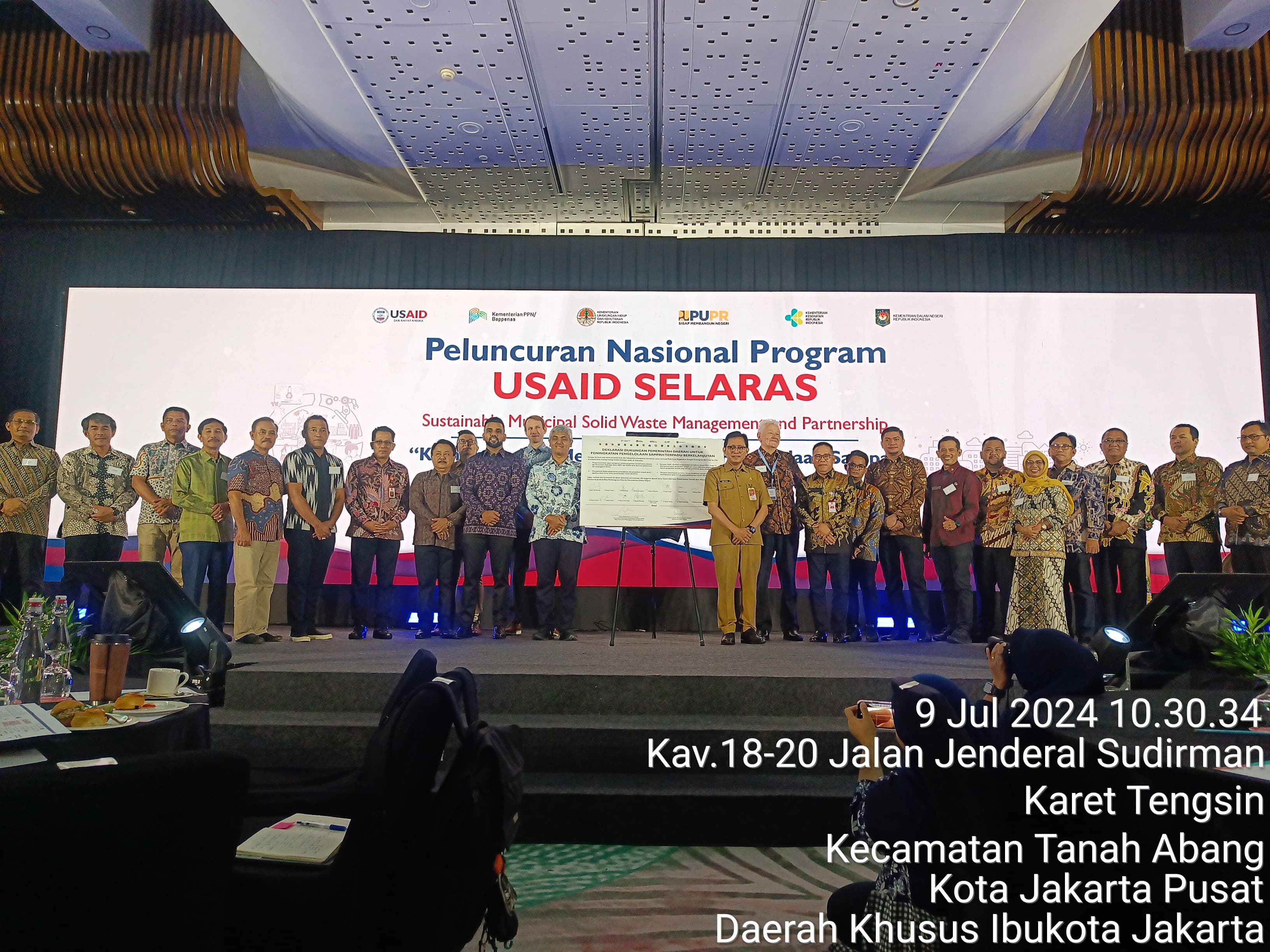 KOMITMEN KUAT: Sekda Priyo Suhartono (lima dari kanan) foto bersama usai penandatangan komitmen program USAID SELARAS di Jakarta, Selasa (9/7/2024).