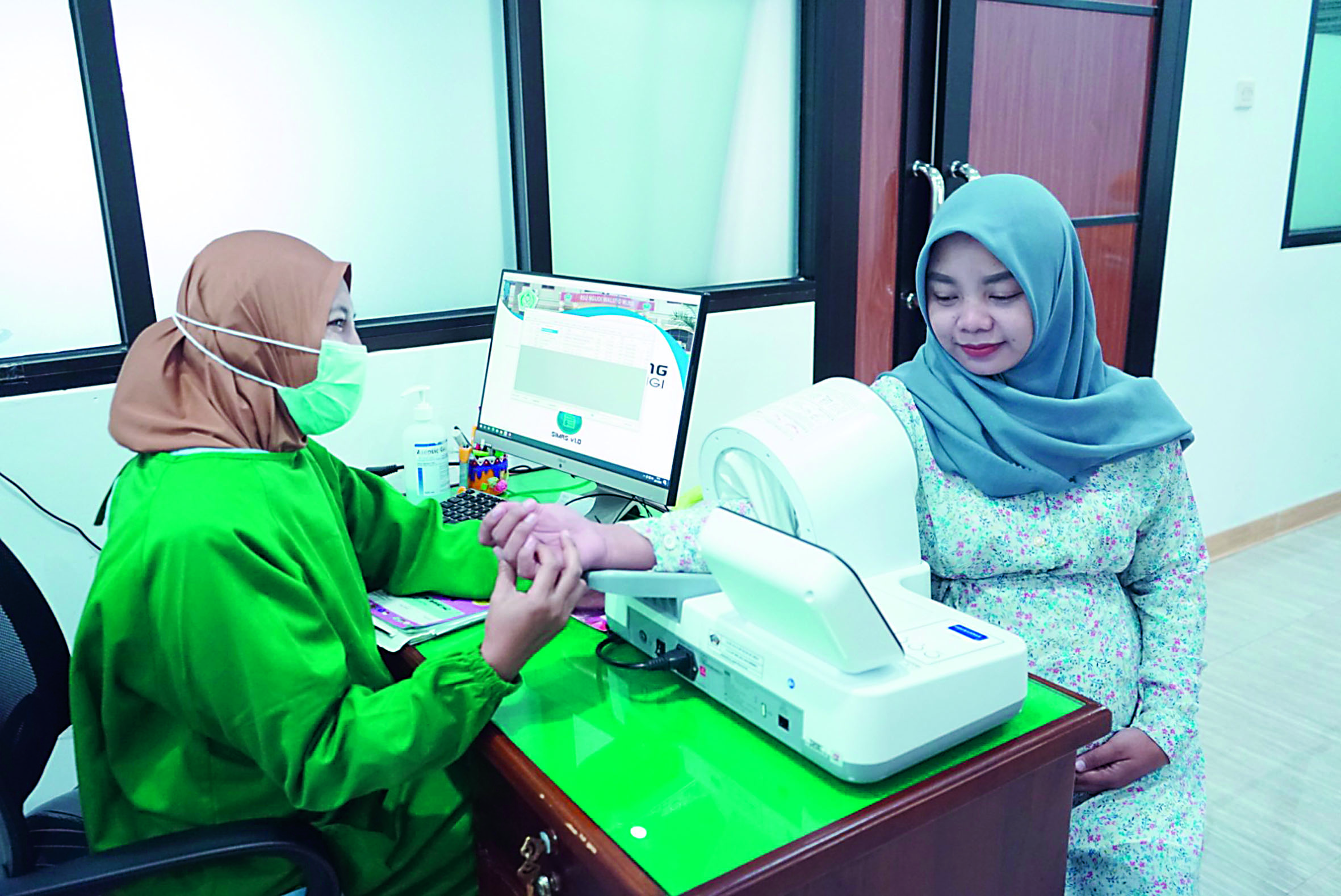 TELATEN: Personel ruang Ruang Dewi Kunthi RSUD Ngudi Waluyo Wlingi sedang memeriksa ibu hamil.