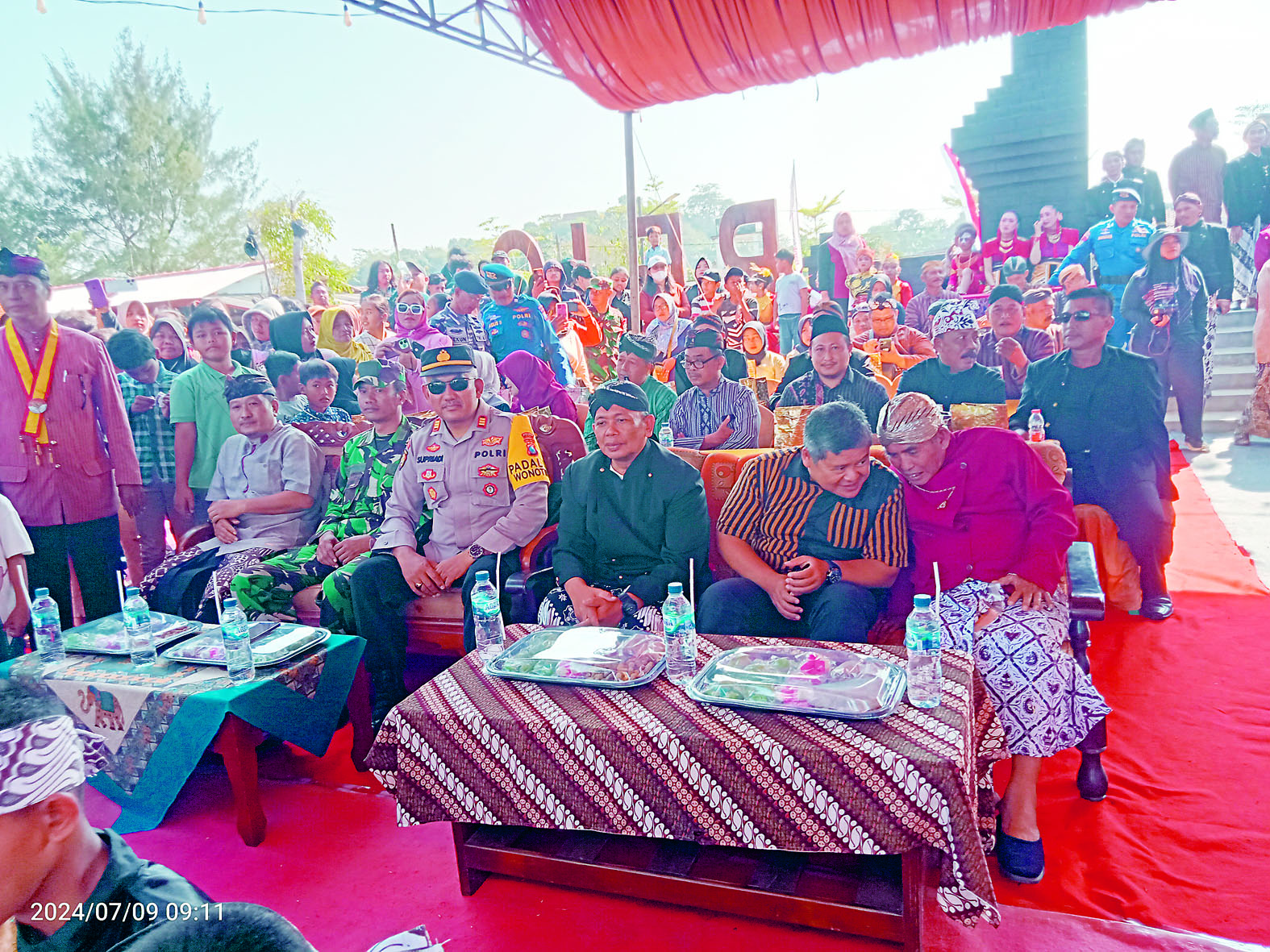 SINERGI: Kepala Desa Tambakrejo, Kecamatan Wonotirto, Surani (kanan) bersama para tamu undangan.