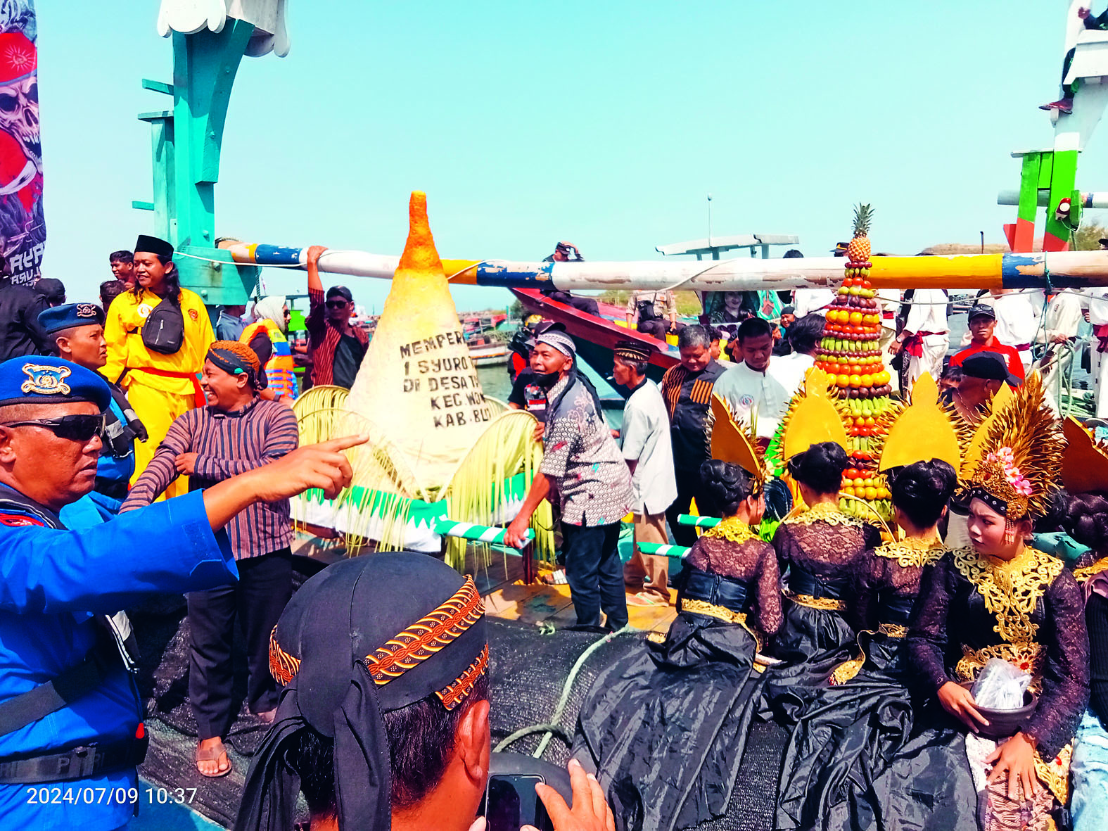 ANTUSIAS: Warga memadati perahu yang akan membawa larung sesaji, kemarin (9/7). Kepala Desa Tambakrejo, Kecamatan Wonotirto, Surani (kanan) bersama para tamu undangan (foto kanan).