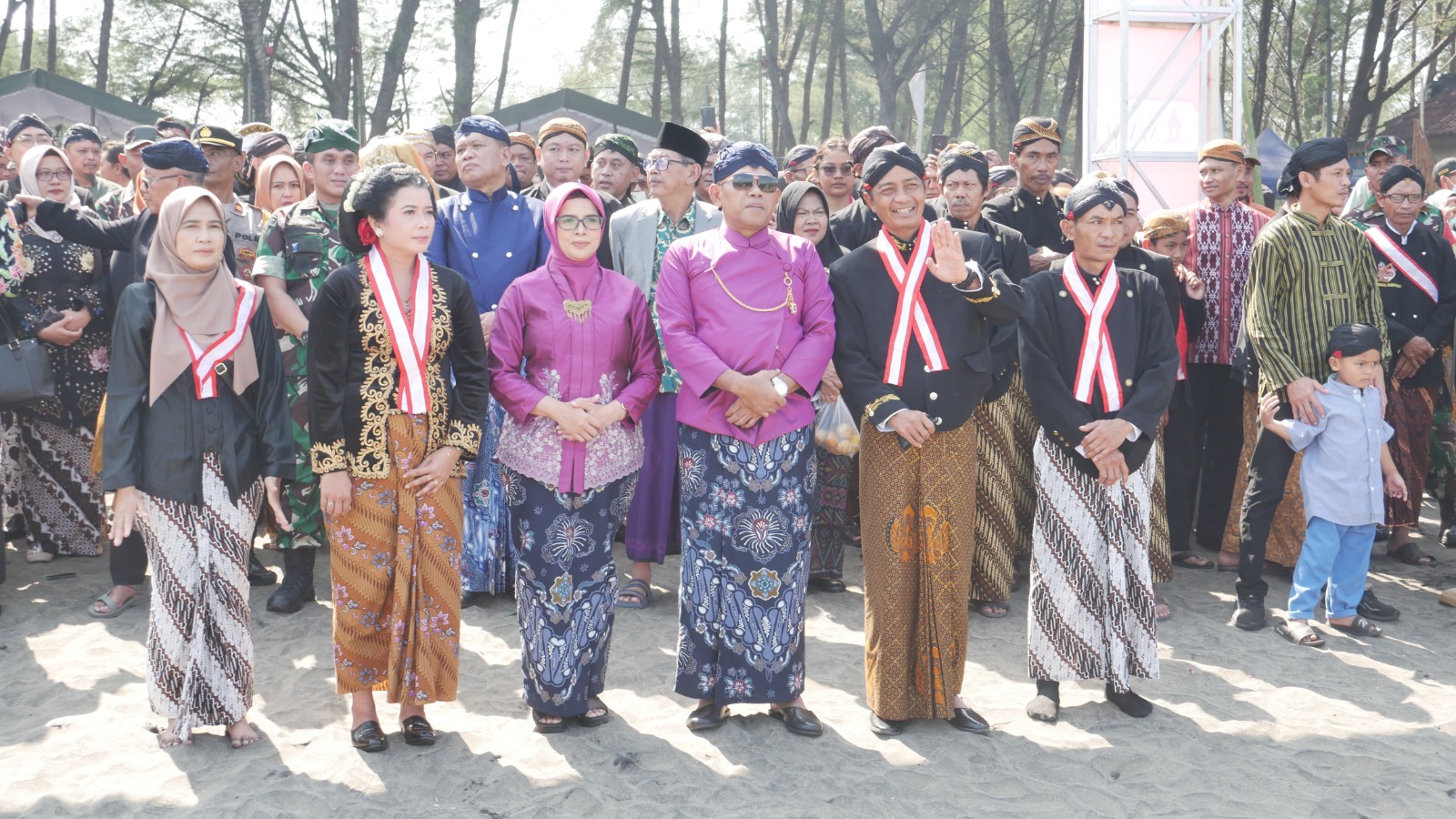 PEDULI: Kepala Desa Serang Dwi Handoko bersama Bupati Blitar Rini Syarifah ketika mengikuti prosesi larung sesaji.&nbsp;&nbsp;&nbsp;&nbsp;&nbsp;
