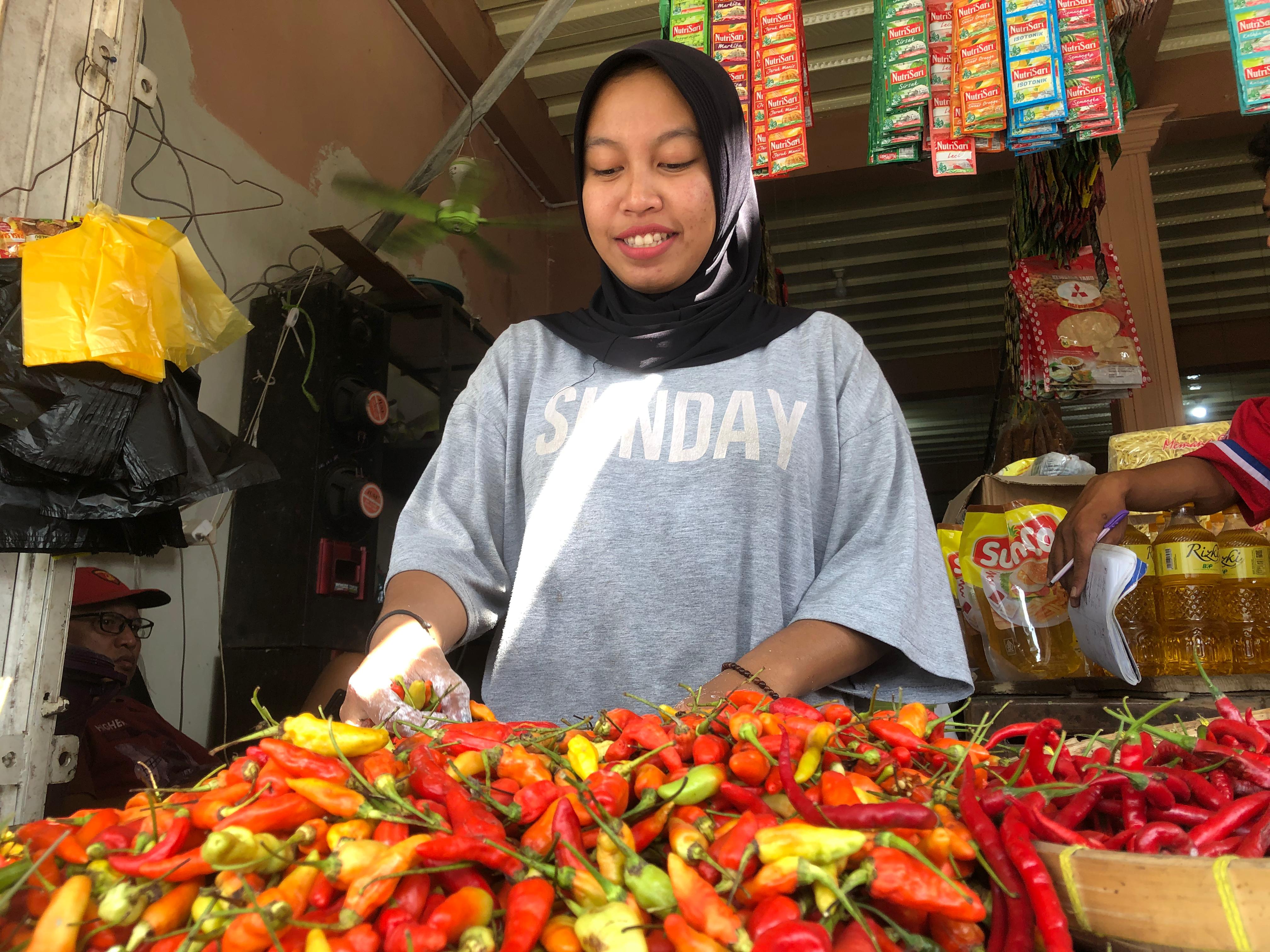 Imbas cuaca ekstrem dan kekeringan membuat harga beberapa komoditas di pasar tradisional meluncur naik. Salah satunya yakni cabai rawit yang tembus Rp 38 ribu-Rp 40 ribu per kilogram (kg).