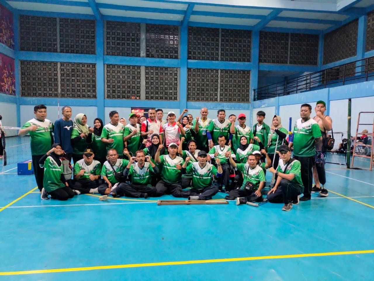 SEMANGAT: Para atlet bola voli duduk Kabupaten Blitar usai latihan bersama.