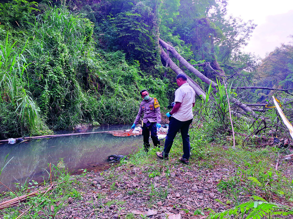 TELISIK: Unit Inafis Polres Blitar sedang mengidentifikasi orok  bayi yang ditemukan di Desa Jimbe, Kecamatan Kademangan,  Selasa (9/7) siang.