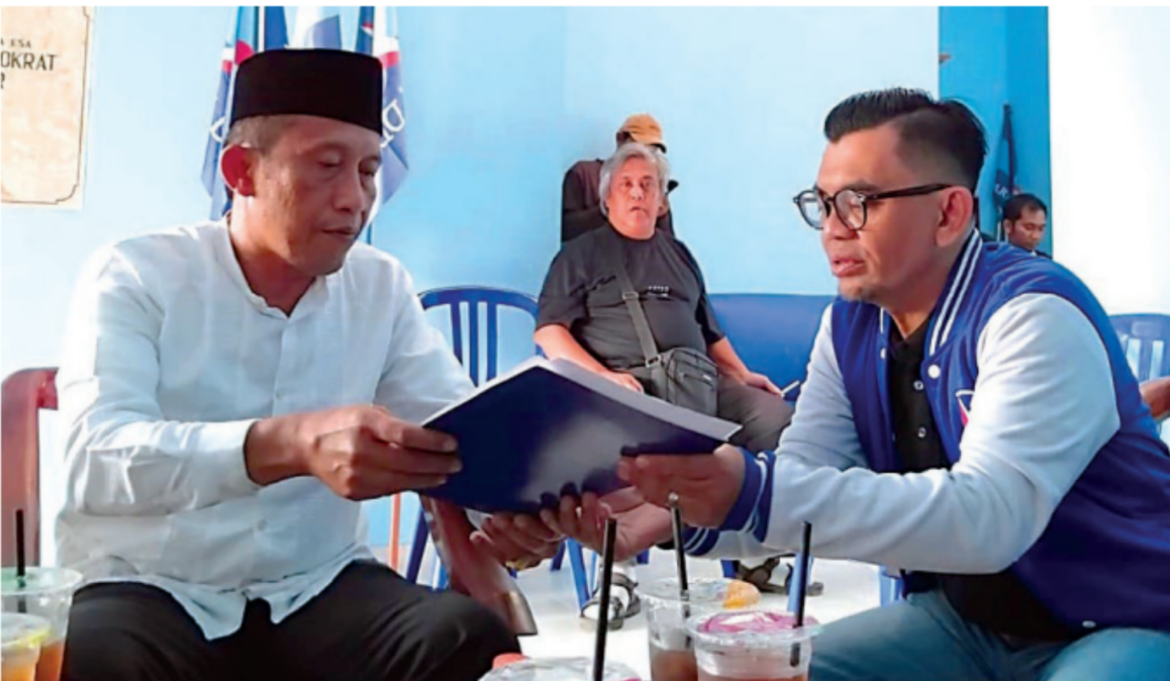 CALON MITRA: Muharam Sulistiono mengembalikan formulir penjaringan kepada Ketua DPC Partai Demokrat, Edy Masna, kemarin (12/7).