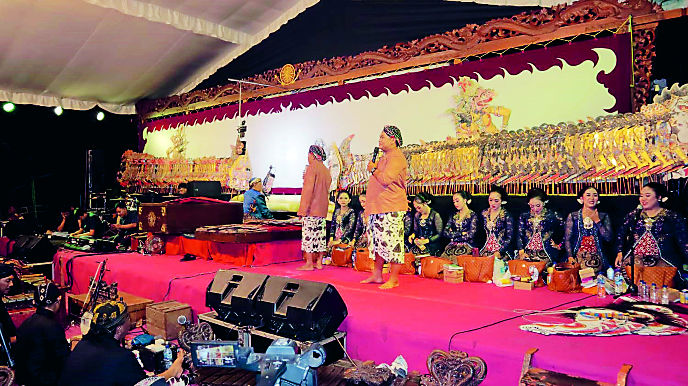 MENGHIBUR: Penampilan bintang tamu Cak Komet dan Dodo, dalam pagelaran wayang kulit semalam suntuk di Desa Tambakrejo, pada Senin (8/7).