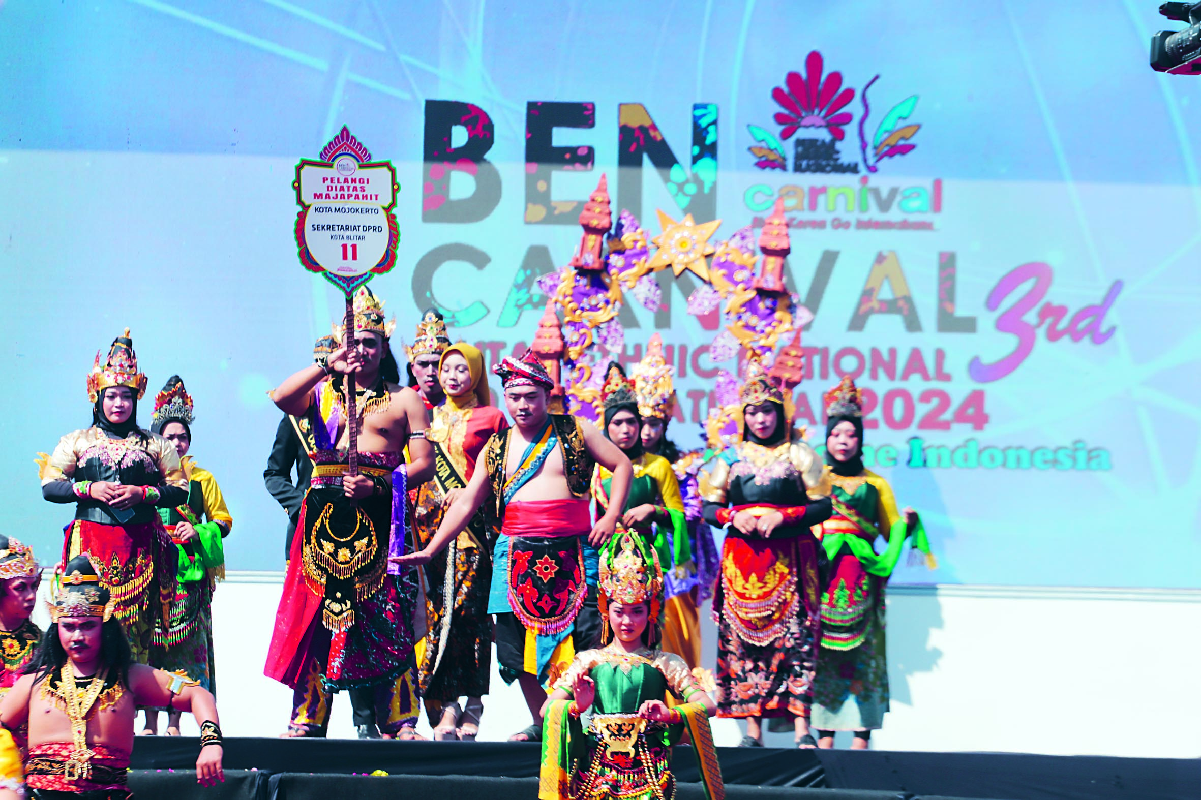 MEMUKAU: Penampilan penari dari Kota Mojokerto yang memainkan lakon Pelangi Di Atas Majapahit pada BEN Carnival 2024.