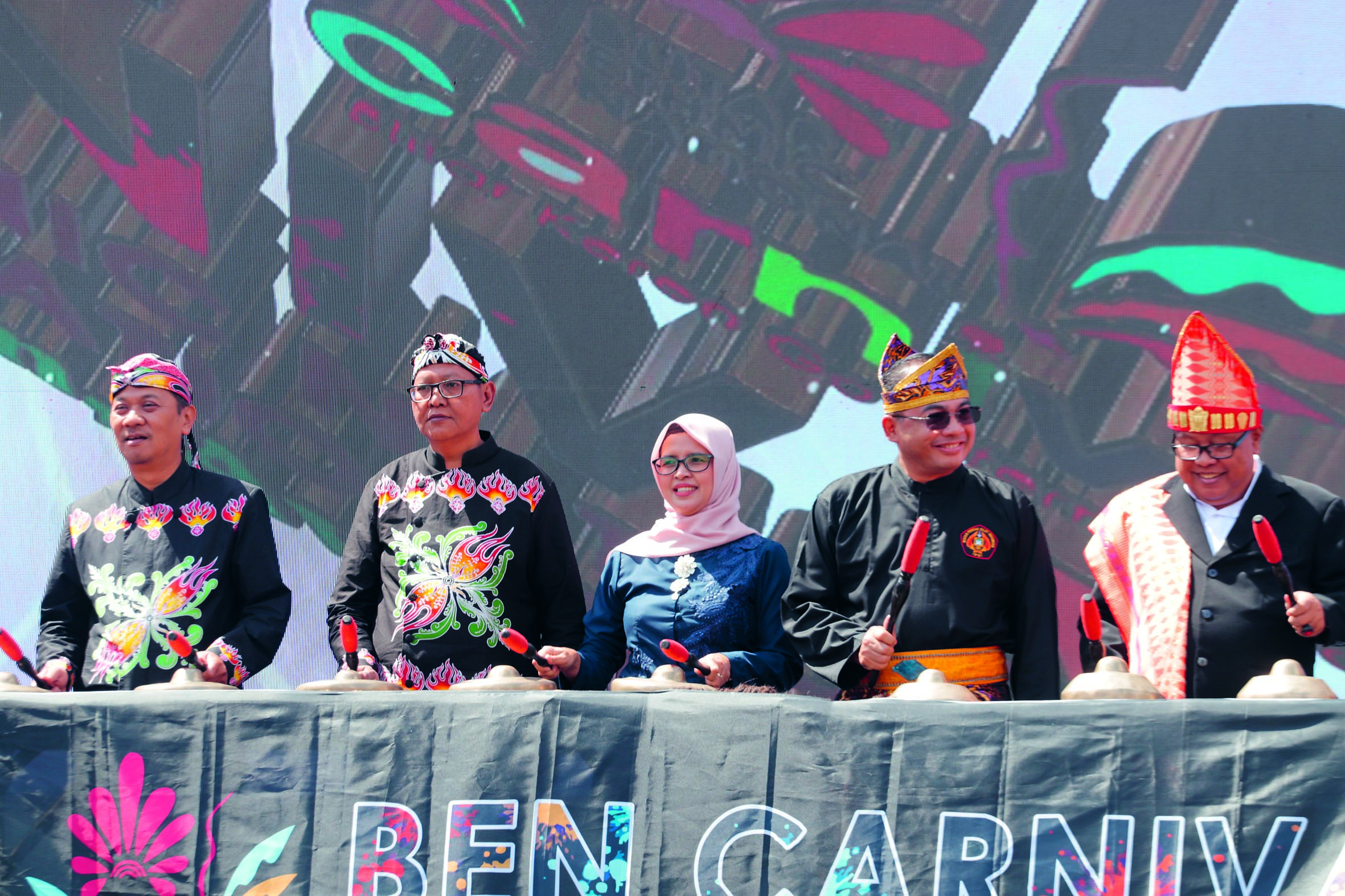 EVENT BERGENGSI: Ketua DPRD Kota Blitar dr Syahrul Alim (kiri) memukul kenong bersama Wali Kota Blitar Santoso (kanan) dan pejabat daerah tanda dibukanya BEN Carnival 2024, Sabtu (13/7).