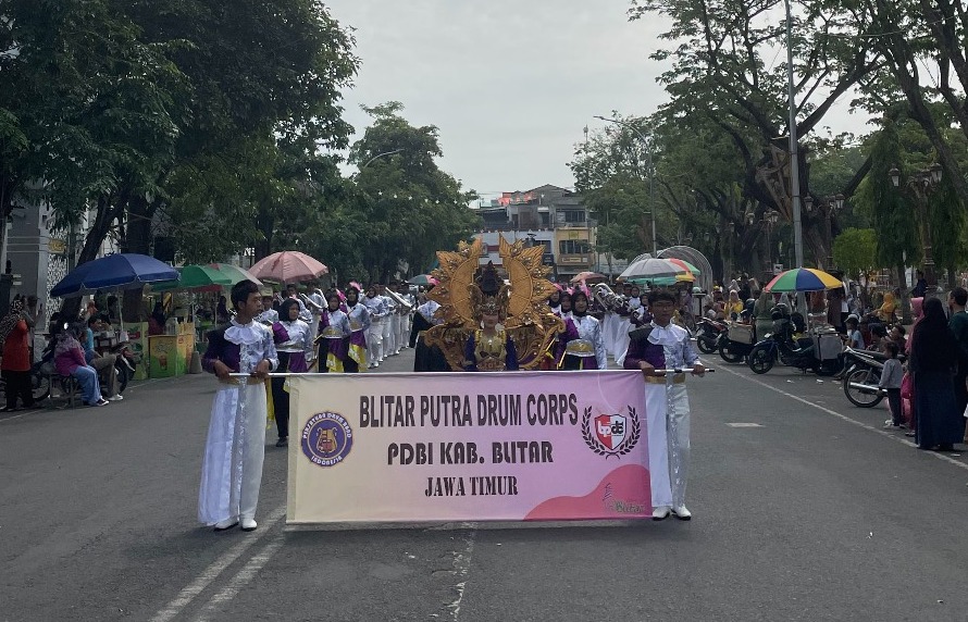 HIBUR WARGA: Blitar Putra Drumcorps ketika tampil di kejuaraan tingkat provinsi akhir Juni lalu.