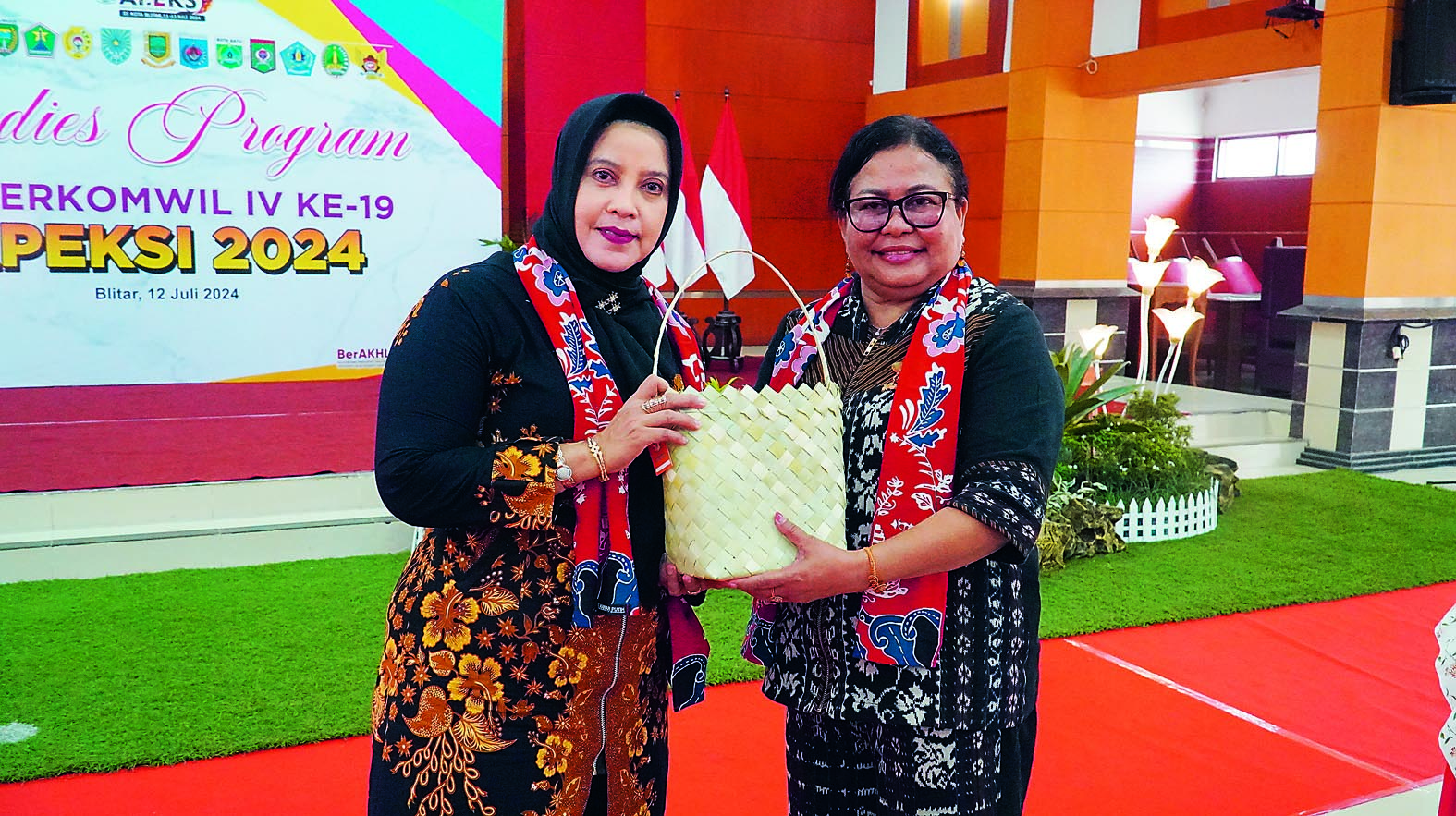 APRESIASI: Istri Wali Kota Kupang Ny Lousje Marlinda Pellokila memberikan oleh-oleh asal Kupang kepada Ketua DWP Kota Blitar Ny. Retno Ambarjani Suhartono.