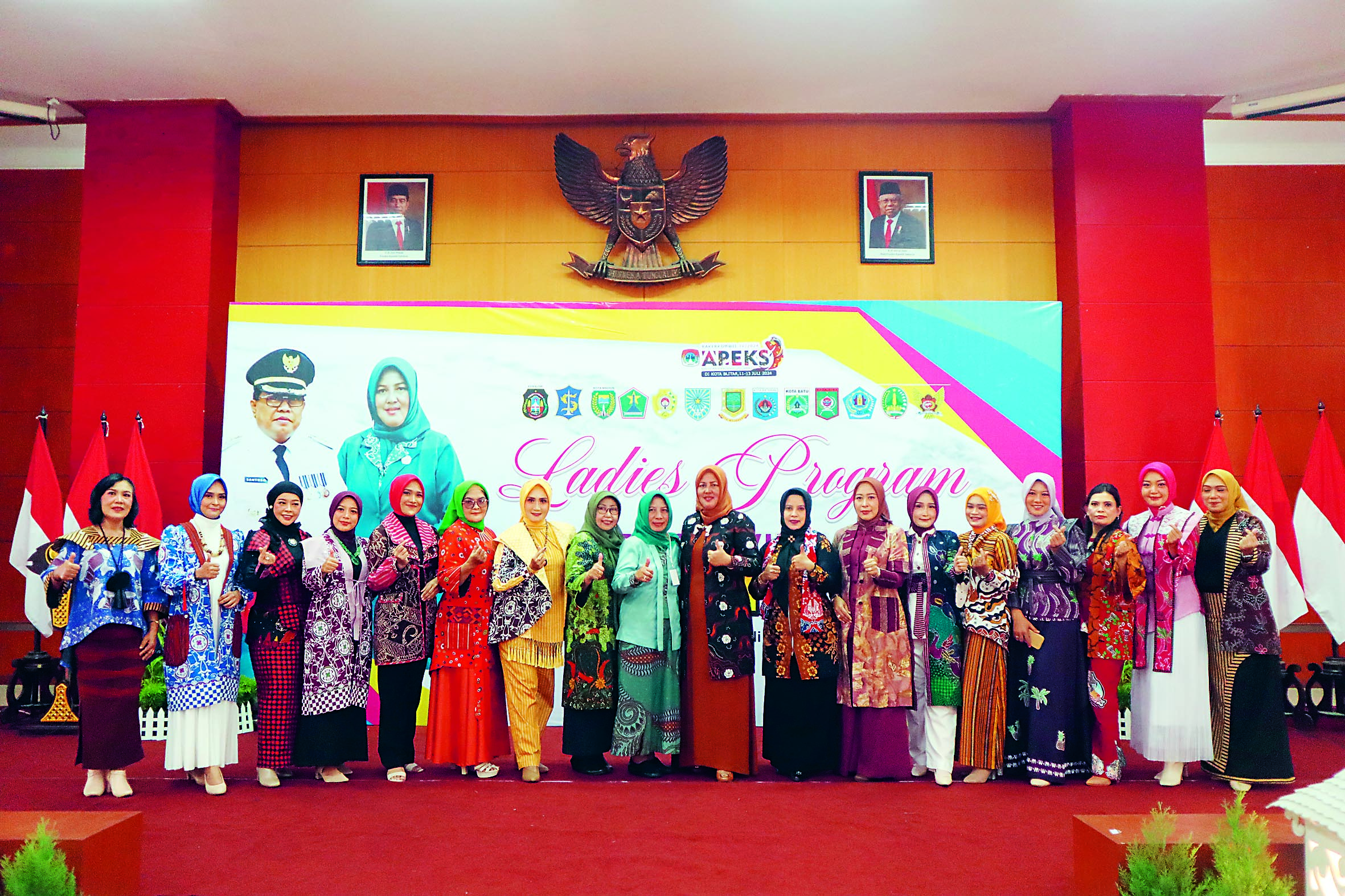 SINERGI: Ketua TP PKK Kota Blitar Ny Fety Wulandari Santoso (batik hitam tengah) didampingi Ketua DWP Kota Blitar Ny Retno Ambarjani Suhartono (batik hitam dengan selempang) berfoto bersama model