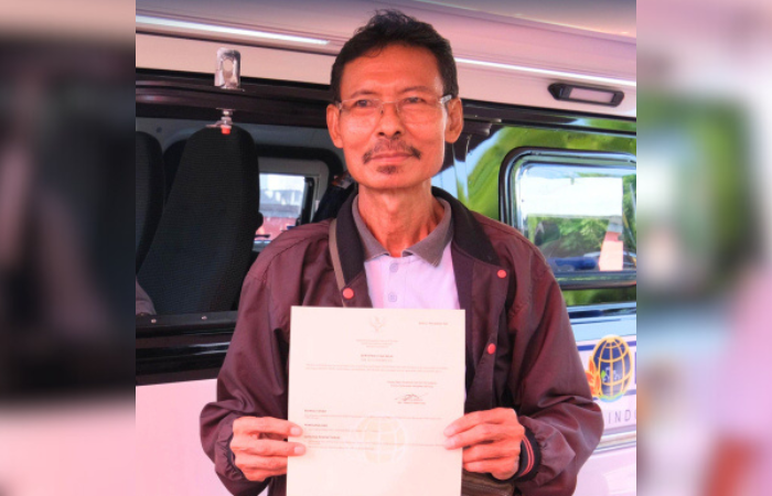 I Ketut Medang Wiranatha (59), warga Tanjung Benoa, Kabupaten Badung menunjukkan Sertipikat Tanah Elektronik miliknya.
