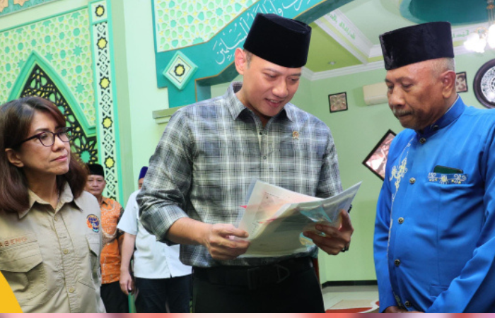 Menteri ATR/BPN, Agus Harimurti Yudhoyono menyerahkan tiga sertipikat tanah wakaf milik Yayasan Babul Jannatul Firdaus di Masjid Araafiu A