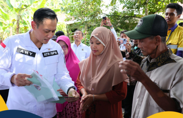 Menteri ATR/BPN, Agus Harimurti Yudhoyono saat menyerahkan sembilan sertipikat kepada masyarakat di Kelurahan Sijenjang, Kecamatan Jambi Timur, Kota Jambi pada Selasa (25/06/2024).