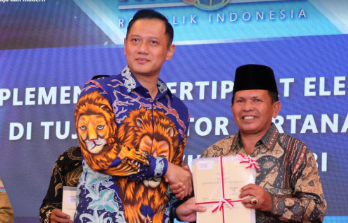 AHY menyerahkan 13 Sertipikat Hak Pengelolaan (HPL) Tanah Ulayat kepada Ketua Masyarakat Hukum Adat Tanah Berserau Tanah Baimbeo, Kota Sungai Penuh pada Selasa (25/06/2024).