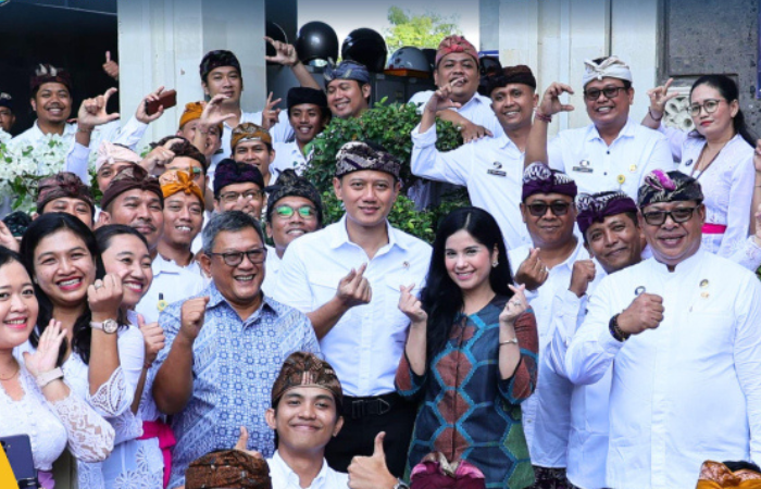Menteri ATR/BPN, Agus Harimurti Yudhoyono saat foto bersama di Kantah Kabupaten Badung, Bali pada Kamis (13/06/2024).
