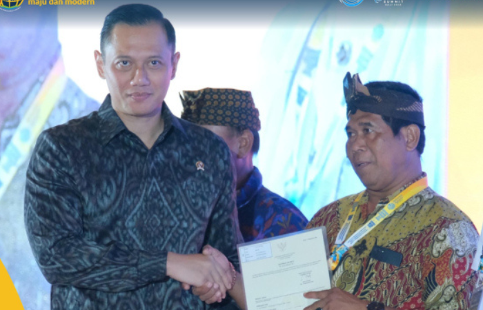 Menteri Agraria dan Tata Ruang/Kepala Badan Pertanahan Nasional (ATR/BPN), Agus Harimurti Yudhoyono (AHY) menyerahkan Sertipikat Tanah Elektronik hasil Redistribusi Tanah untuk tanah ulayat