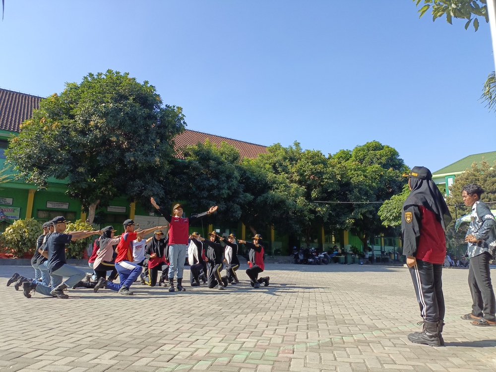 Tim paskibra madrasah aliyah yang ada di Desa Kunir, Kecamatan Wonodadi, ini memiliki nama Pasmantab, akronim Paskibra MAN 3 Blitar.