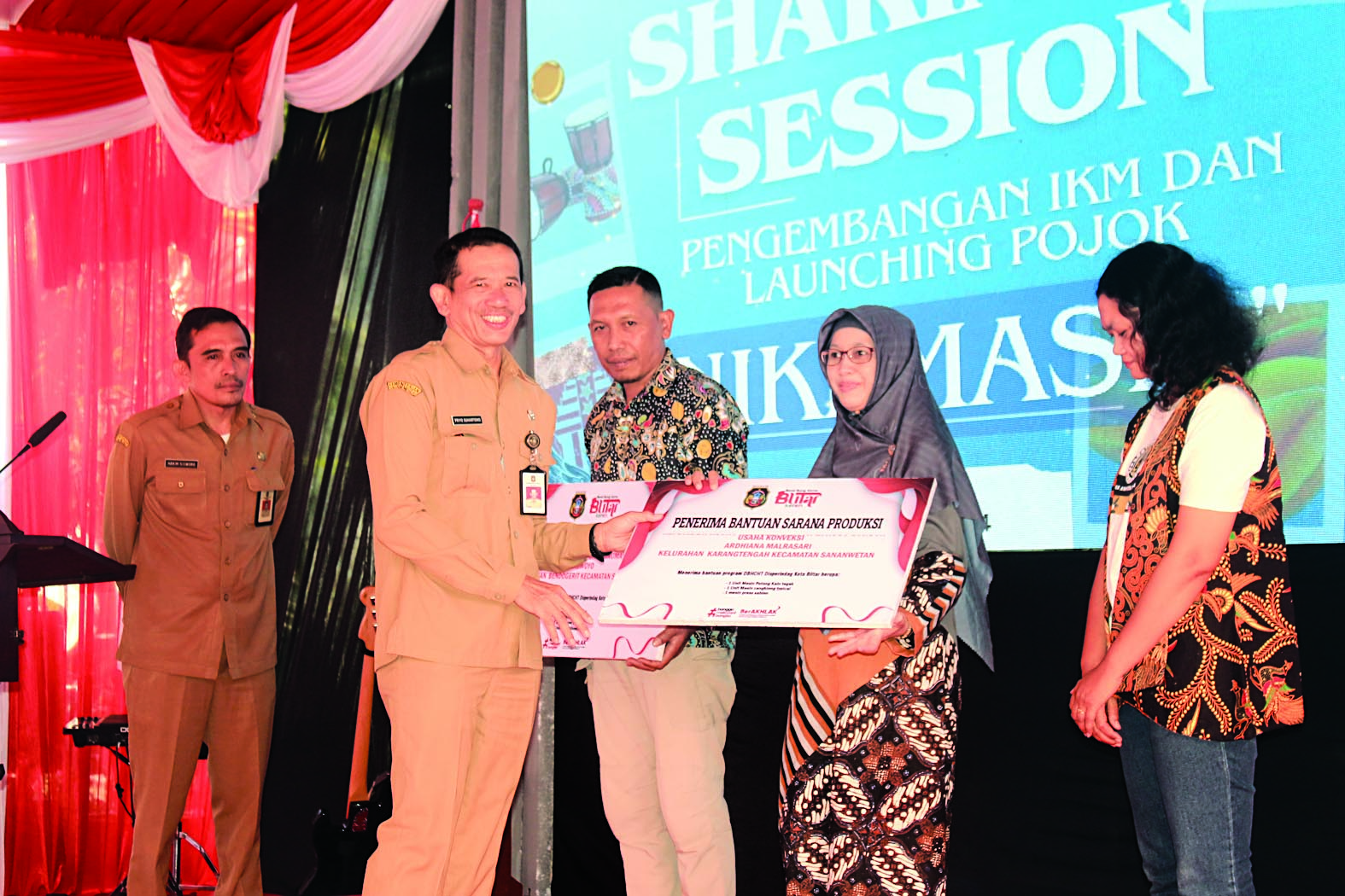 PEDULI UMKM: Sekda Kota Blitar Priyo Suhartono menyerahkan secara imbolis bantuan alat usaha kepada pelaku usaha konveksi didampingi Kepala Disperindag Hakim Sisworo (kiri), senin (15/7/2024).