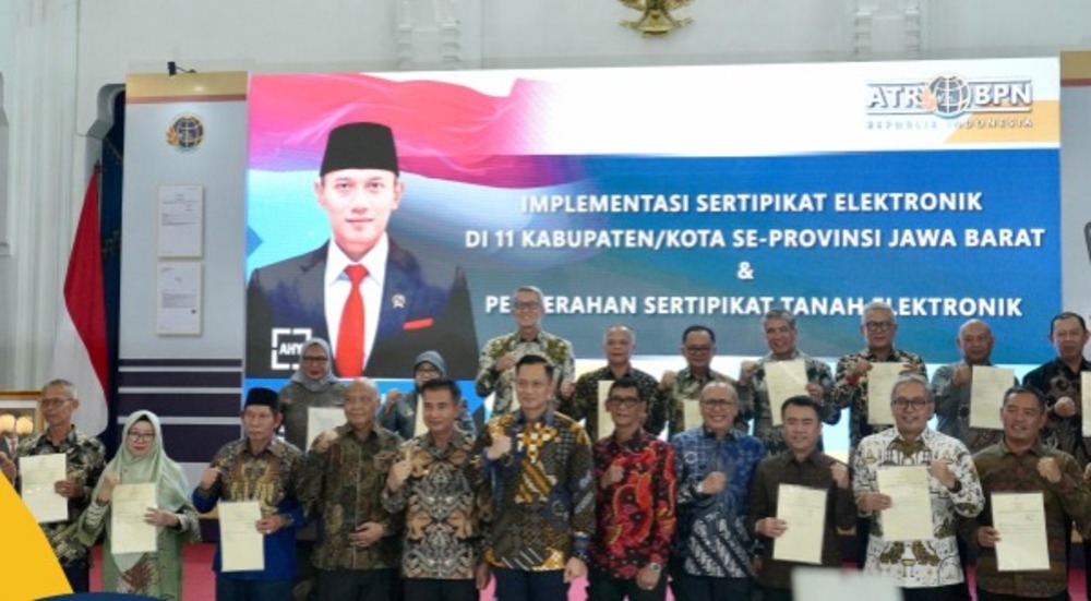 Menteri Agraria dan Tata Ruang/Kepala Badan Pertanahan Nasional (ATR/BPN), Agus Harimurti Yudhoyono (AHY) menyerahkan 136 Sertipikat Tanah Elektronik bagi masyarakat dan pemerintah daerah (Pemda)